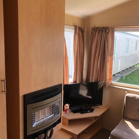 Adorable 2 Bedroom Caravan In Клактон-он-Си Экстерьер фото