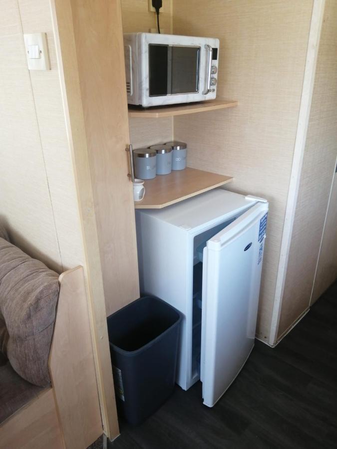 Adorable 2 Bedroom Caravan In Клактон-он-Си Экстерьер фото