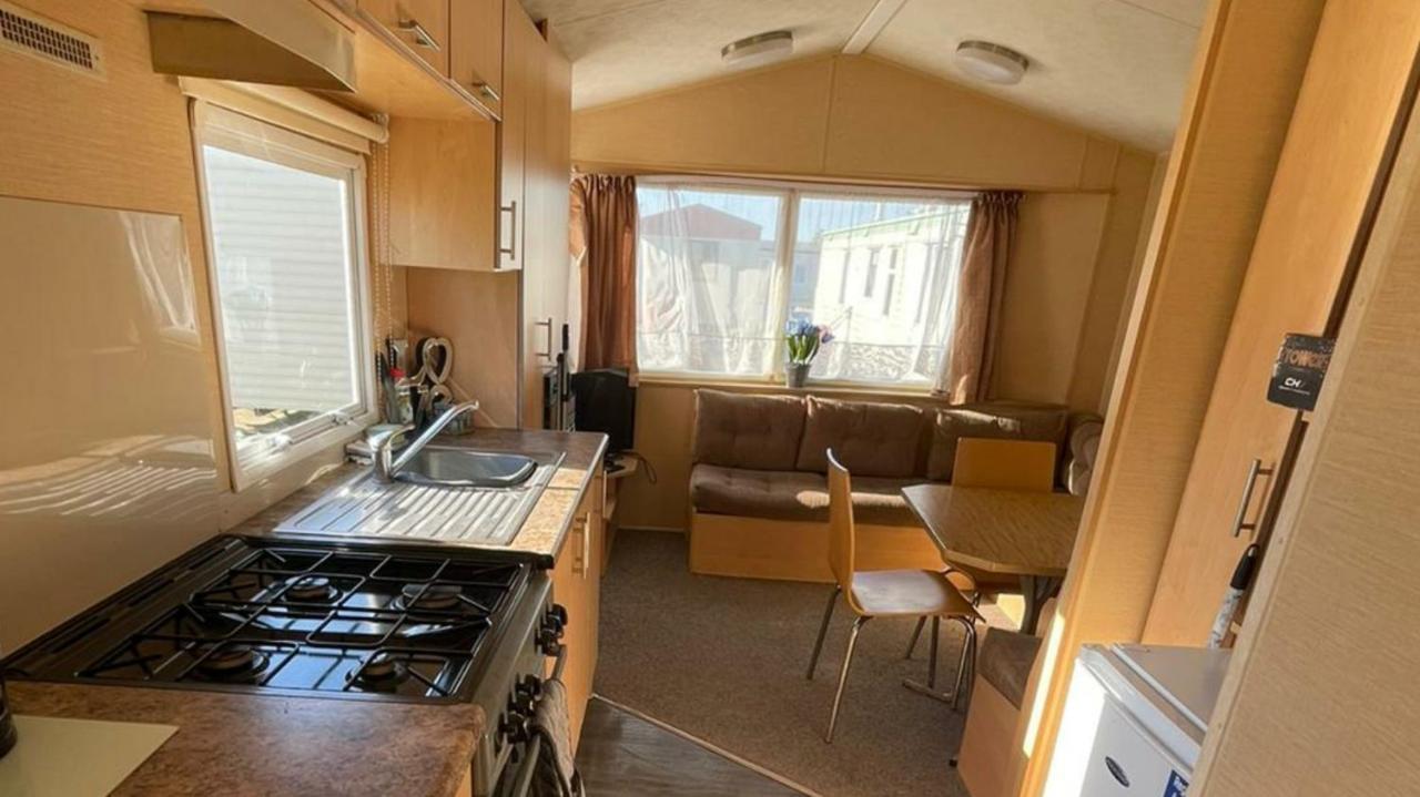 Adorable 2 Bedroom Caravan In Клактон-он-Си Экстерьер фото