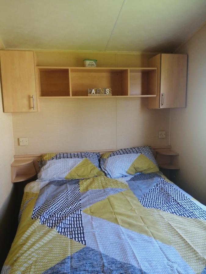 Adorable 2 Bedroom Caravan In Клактон-он-Си Экстерьер фото