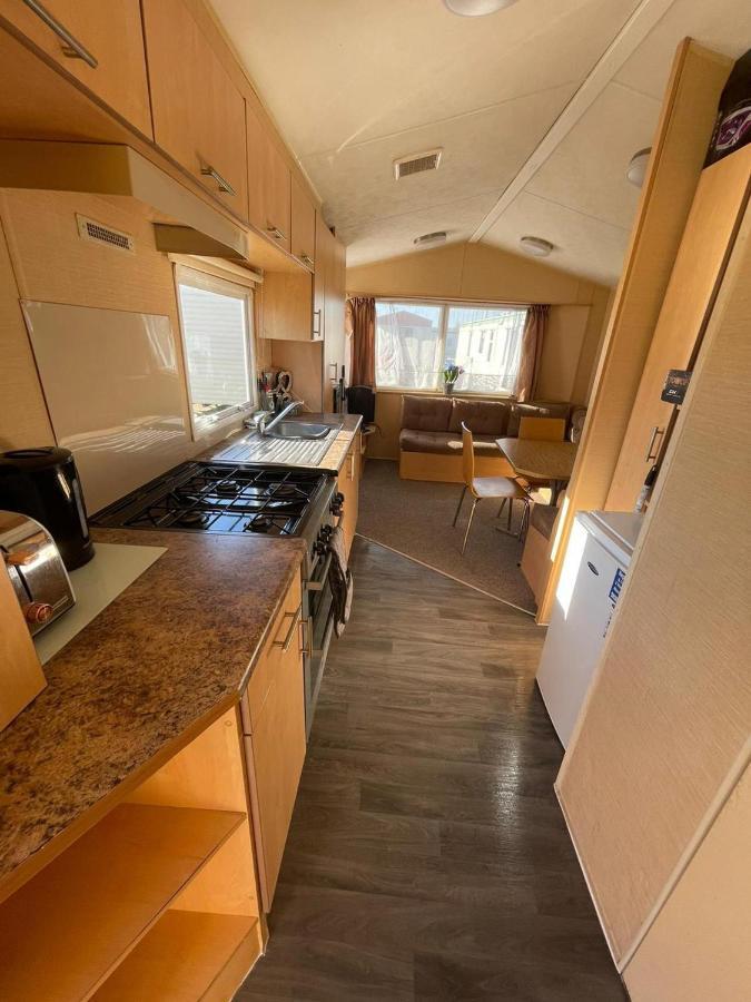 Adorable 2 Bedroom Caravan In Клактон-он-Си Экстерьер фото