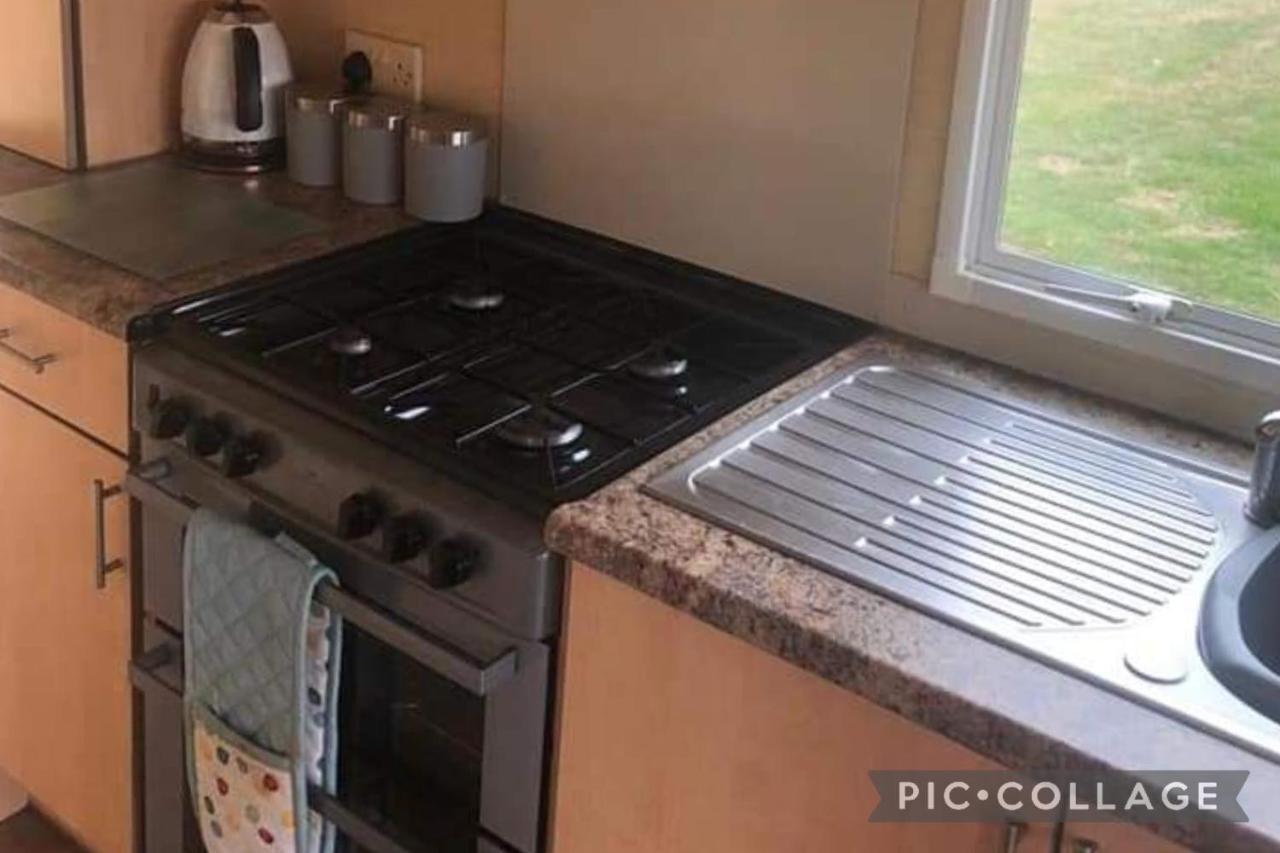 Adorable 2 Bedroom Caravan In Клактон-он-Си Экстерьер фото