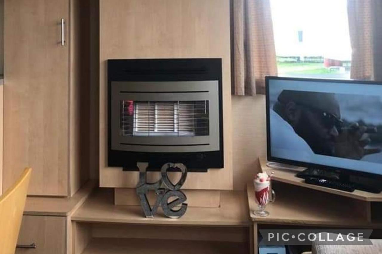 Adorable 2 Bedroom Caravan In Клактон-он-Си Экстерьер фото